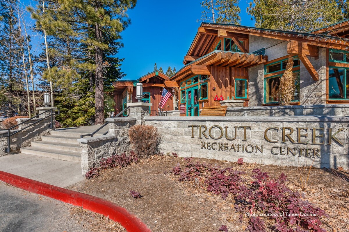 Cozy Cabin for 8+ Pool Hot-Tub Close to Slopes