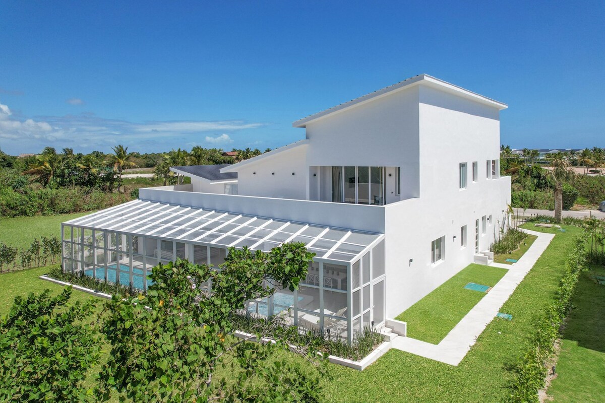 Palmas 15: NEW lux villa, pool, staff & golf cart