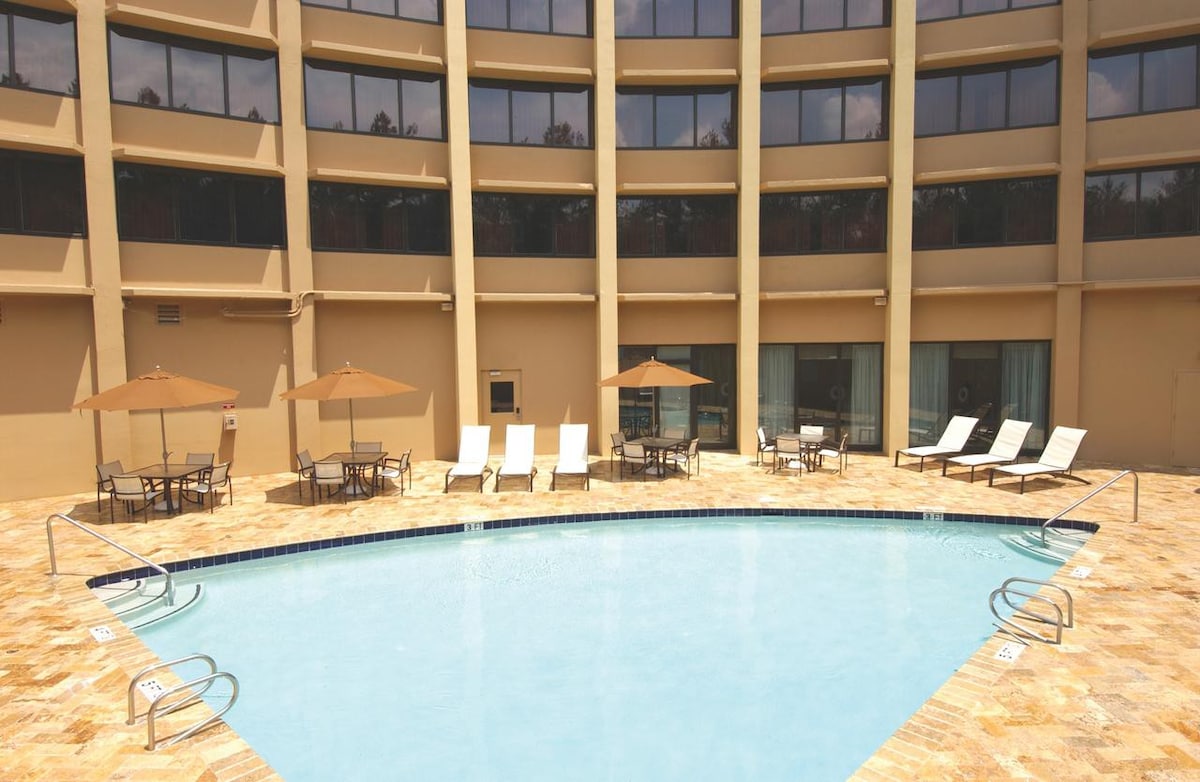 The Atlanta Retreat! Free Parking, Outdoor Pool!