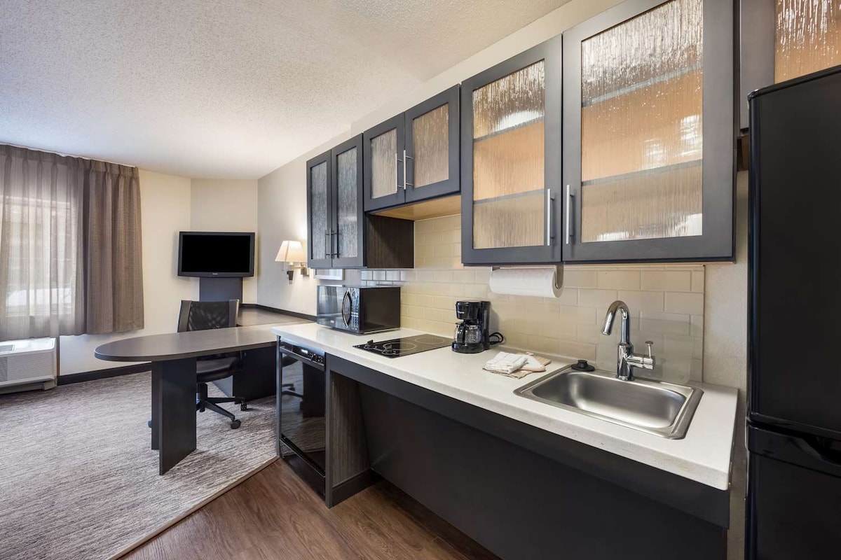 Spacious Suite w/ Kitchen! Onsite Parking!