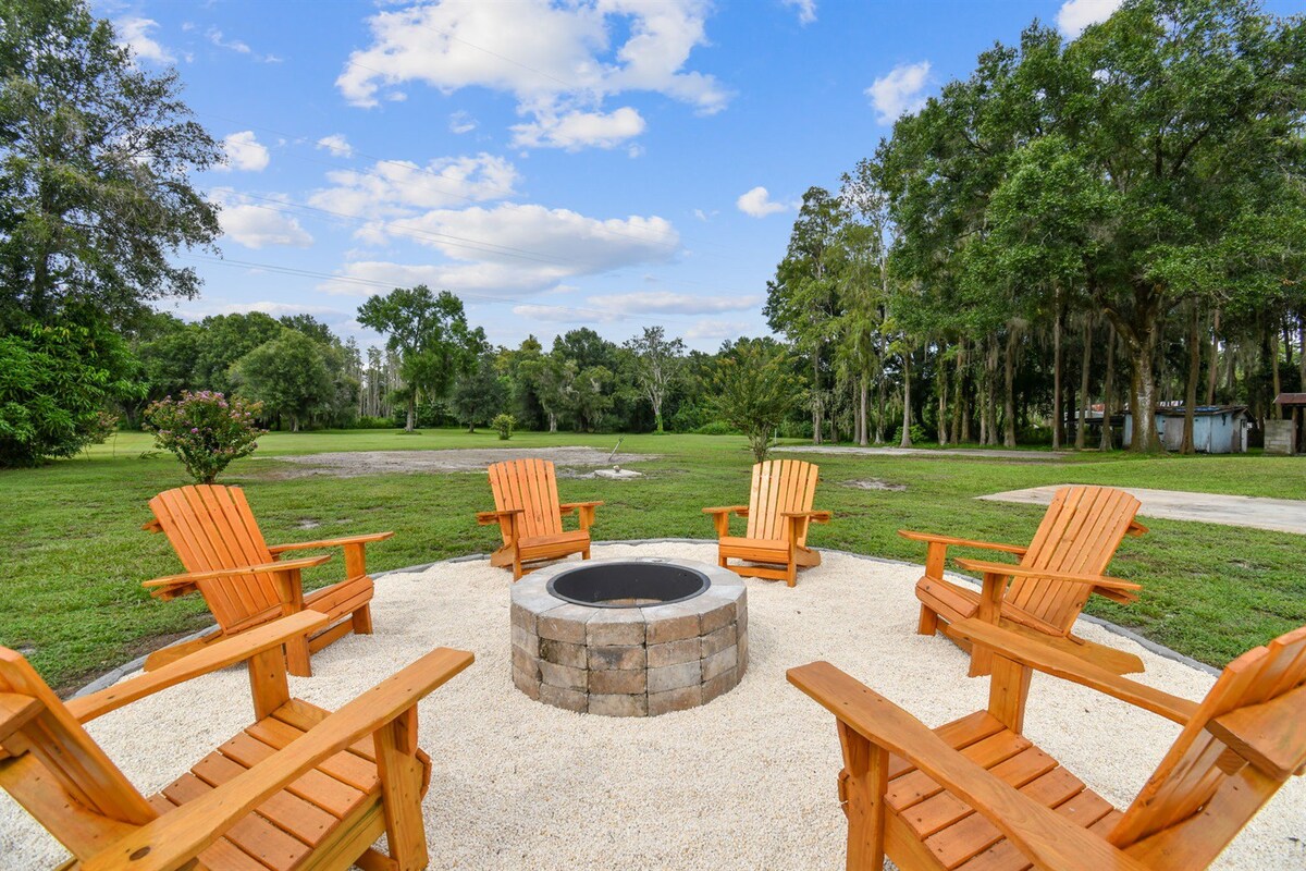 Spacious 4 Bedroom Entire Home | Tampa | Fire Pit