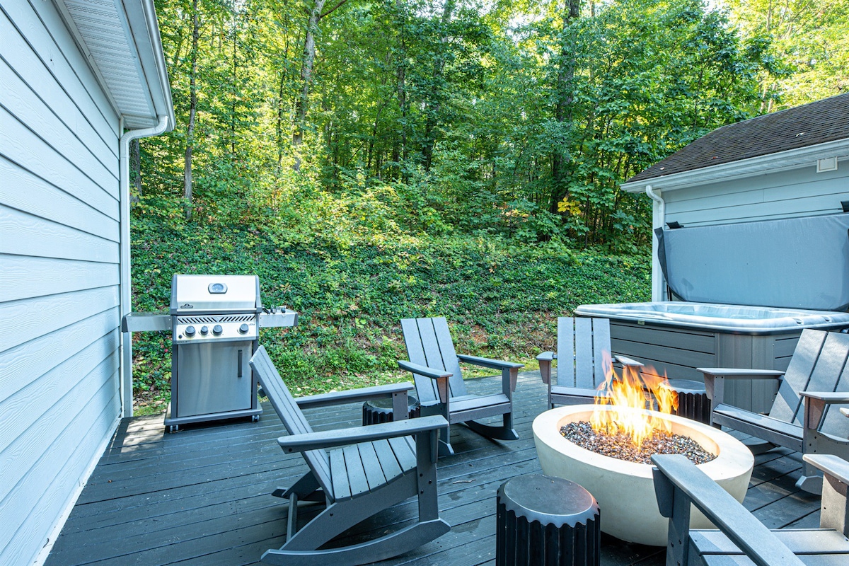 Porch Paradise~ Hot Tub~ Putting Lounge~ Sleeps 12