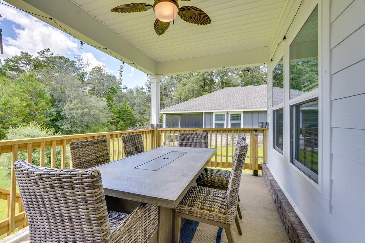 Spacious Freeport Home w/ Deck & 2 Living Areas!