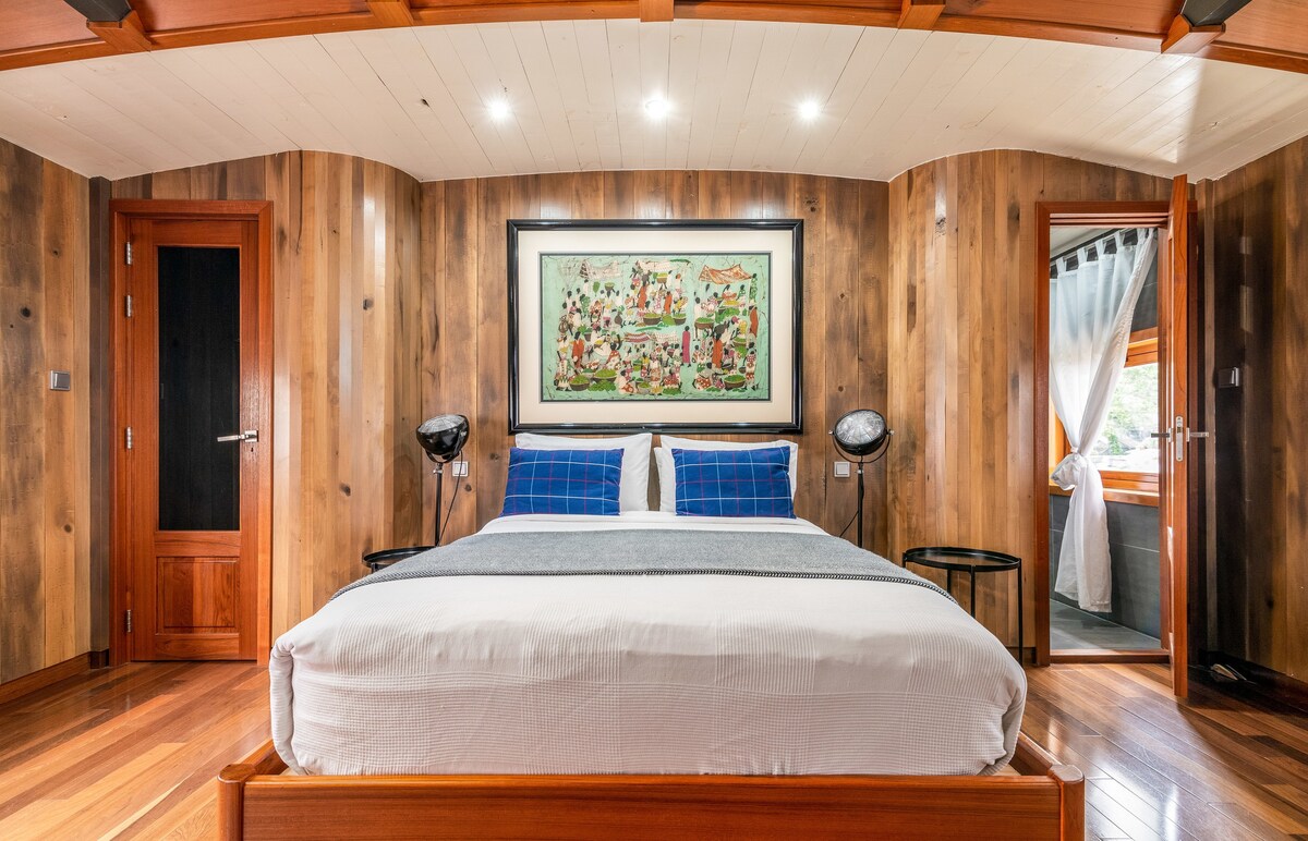 Luxury Canary Wharf House Boat