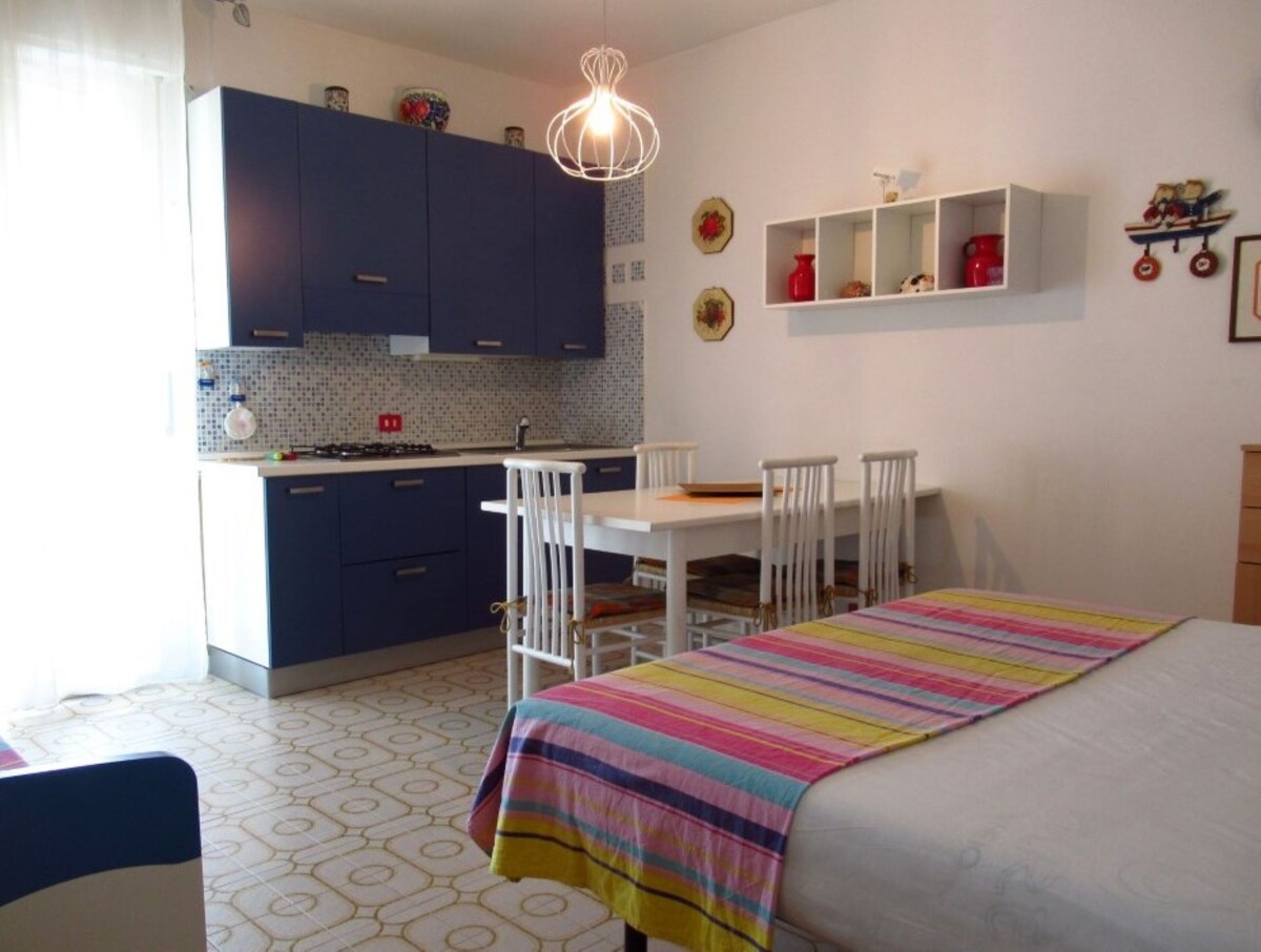 Colourful studio with shared pool for 4 guests