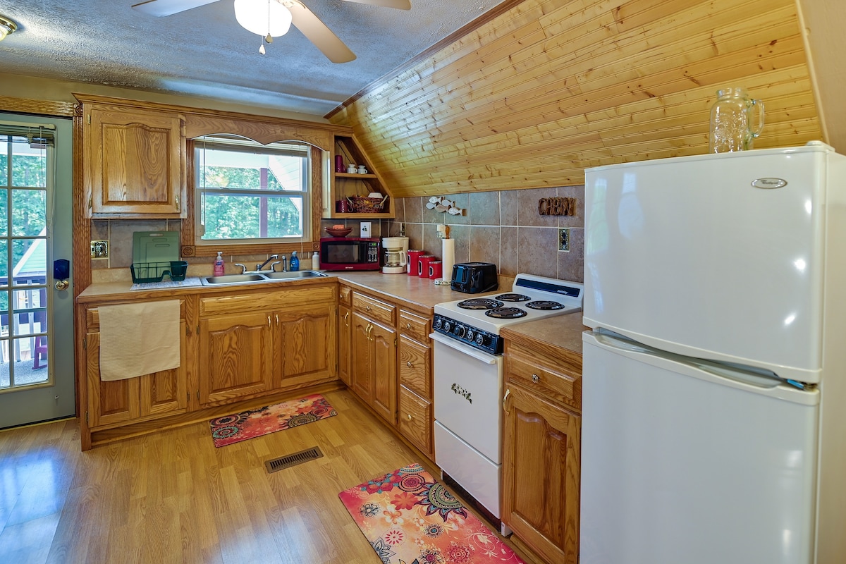 Dog-Friendly Home Rental ~ 5 Mi to Cave Run Lake!