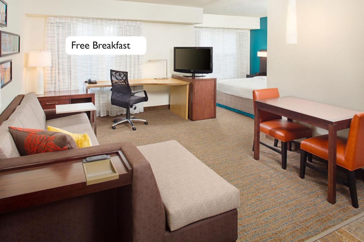 Spacious Studio : Free Breakfast at Town Center