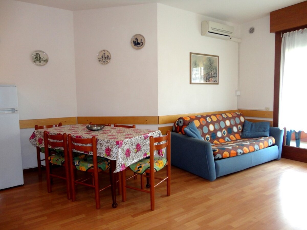 Lovely apartment for 5 people with swimming pool b