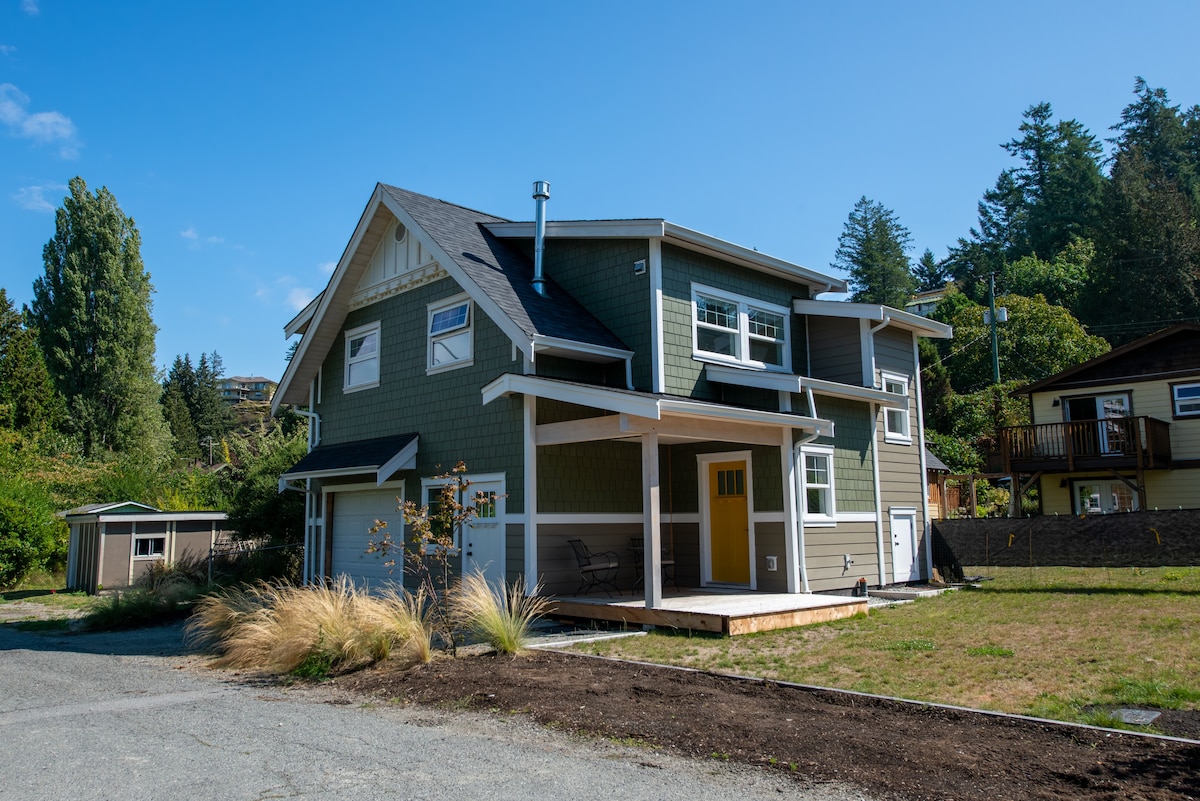 Central New Build 2 Bed Laneway House in Gibsons