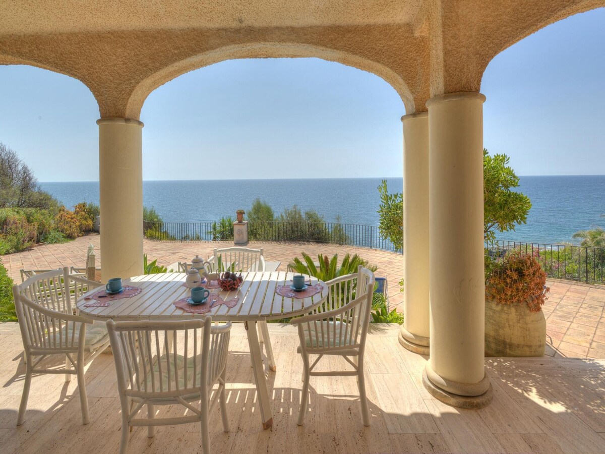 Charming villa with sea views