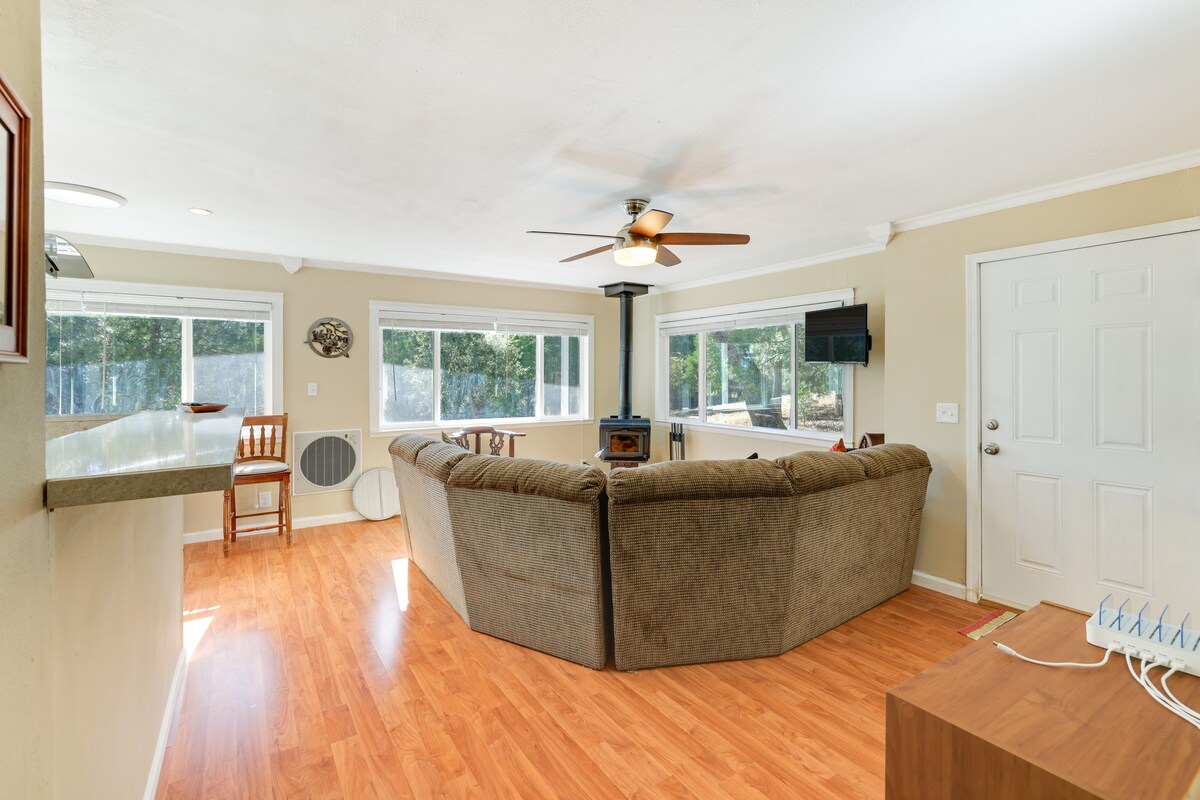 Groveland Vacation Rental w/ Private Deck & Grill!