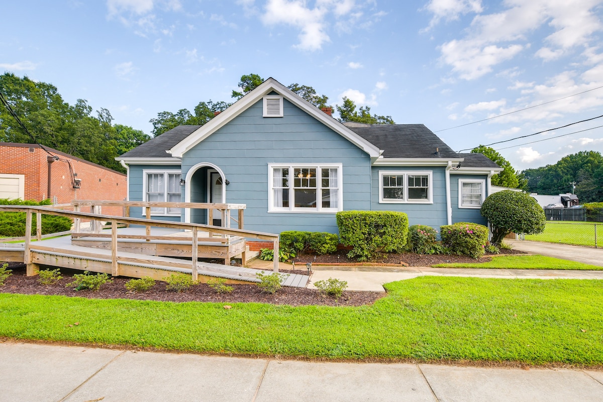 Pet-Friendly Travelers Rest Home w/ Covered Patio