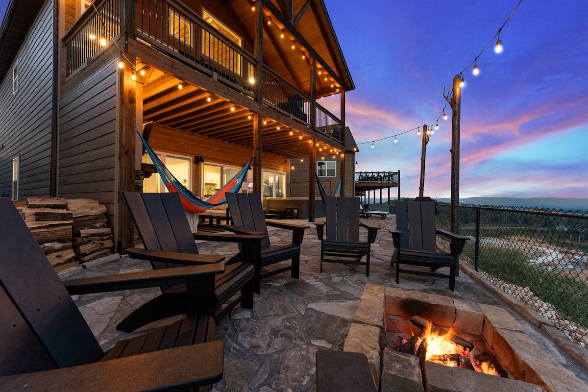 Lux Lake Cabin. Amazing Views, Pools, & Amenities!