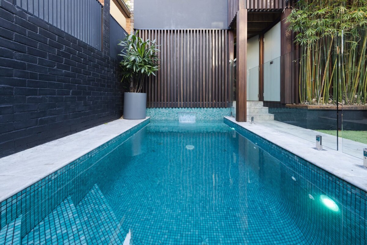 Luxurious Lilyfield With Pool and Parking