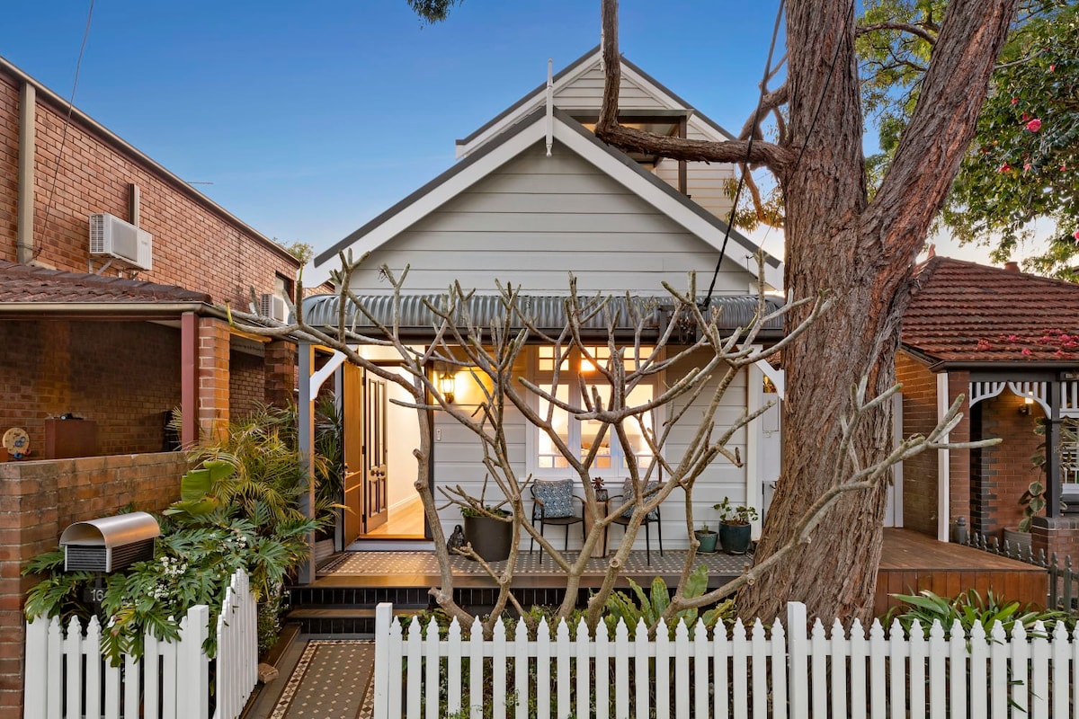 Luxurious Lilyfield With Pool and Parking