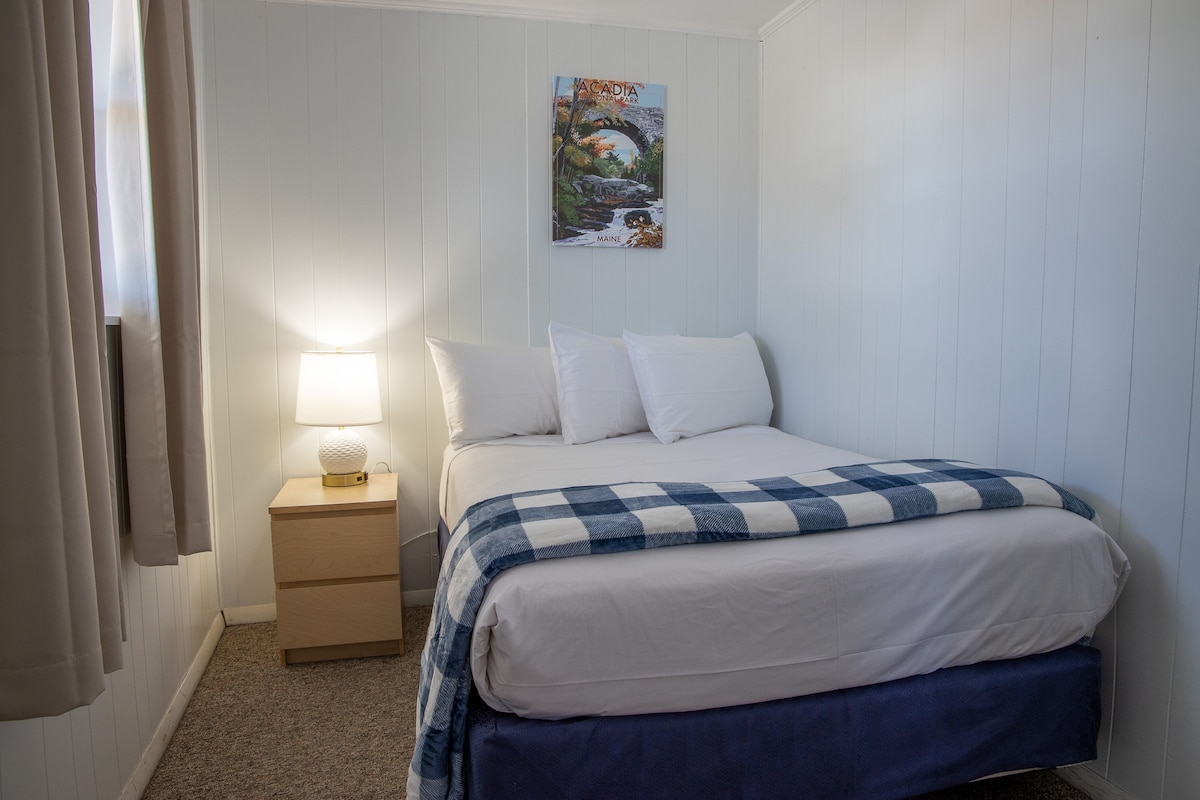 Isleview Motel Room 9 - 10 min drive to Acadia!