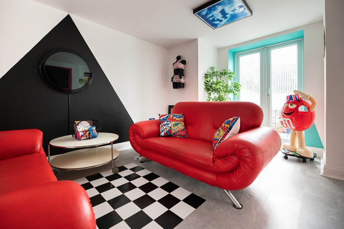 Flawsome Stays Unique Home w Quirky basement for12