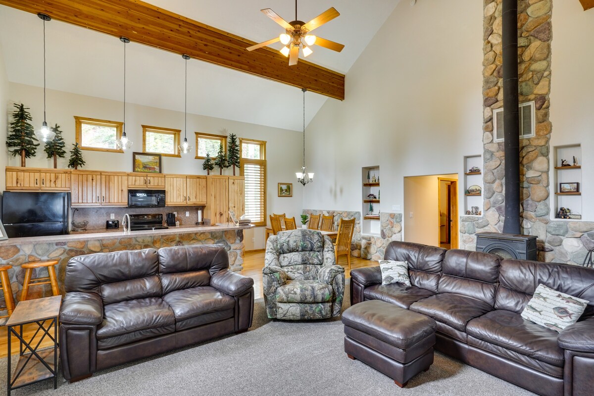 Spacious Beaver Getaway Near Eagle Point Resort!