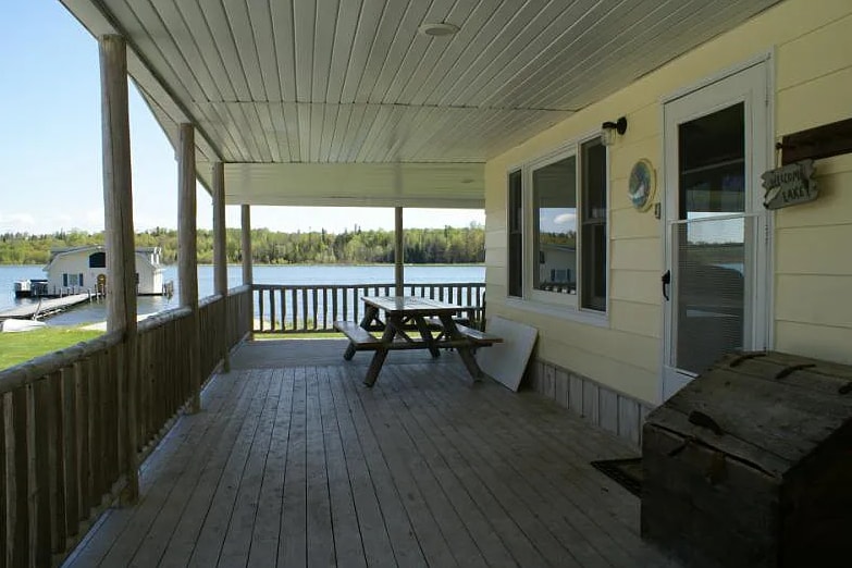 'Lakeside' Cottage with porch and sandy beach