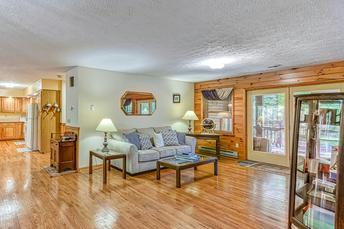 Updated 4BR Mountainview Dog Friendly | Hot Tub