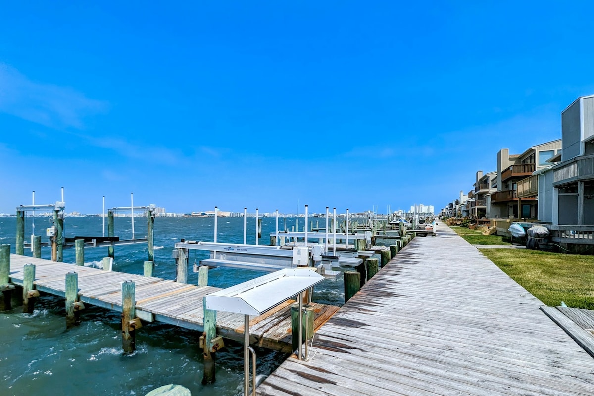 4BR waterfront townhouse with pool, tennis, views