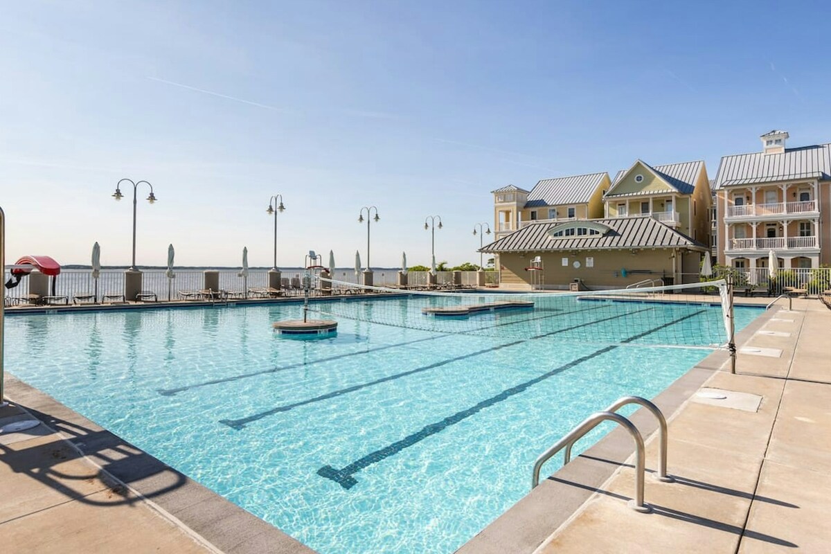 宽敞的10间卧室，可欣赏海湾景观、泳池、码头和健身房