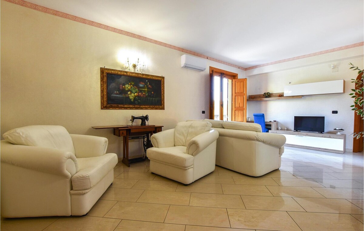 Home in Santa Venerina , WiFi and 3 Bedrooms