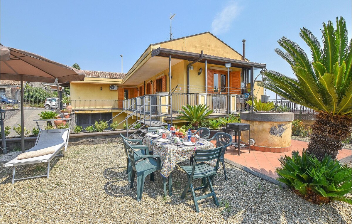 Home in Santa Venerina , WiFi and 3 Bedrooms