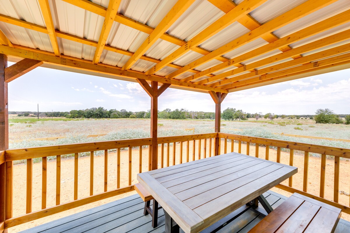 Cozy Texas Retreat w/ Covered Deck & Private Pond!