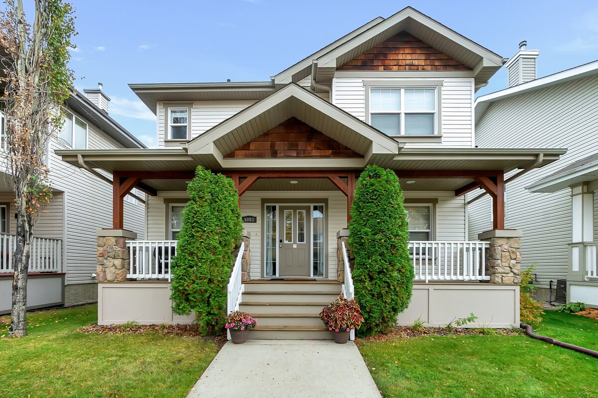 Classic 3BR, 2.5 BA Home with A/C in Edmonton!