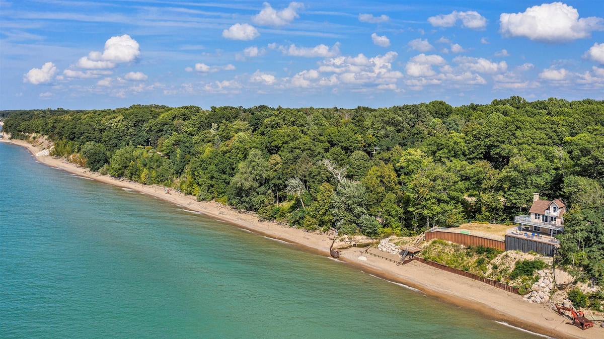 Eagle's Landing: Lake Michigan, Beach, Fireplace