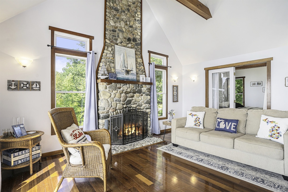 Eagle's Landing: Lake Michigan, Beach, Fireplace