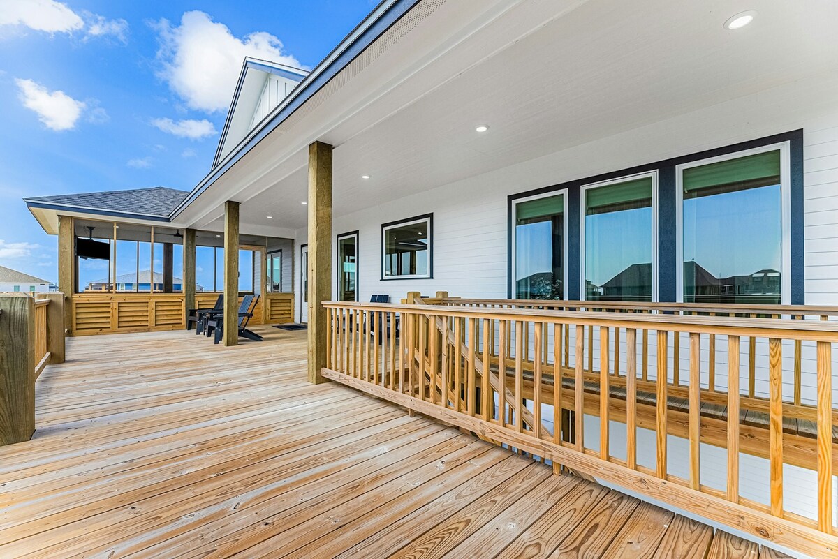 4BR with deck, screened porch, water view, & W/D