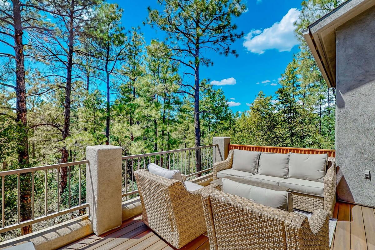 5BR dog friendly mountain view retreat with deck