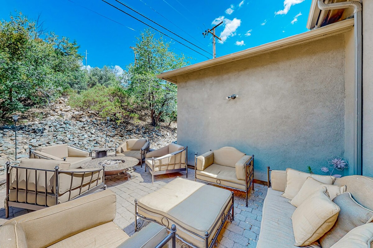 5BR dog friendly mountain view retreat with deck