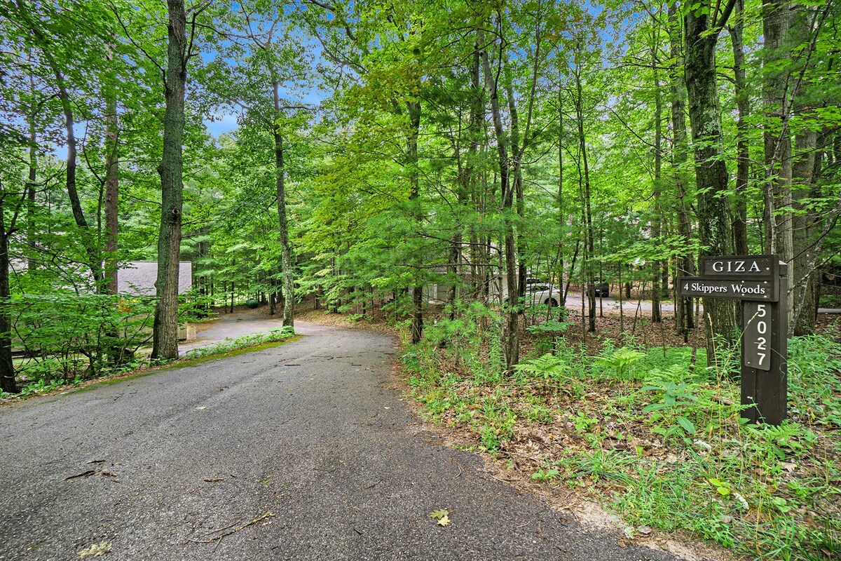 6BR secluded home with three kitchens