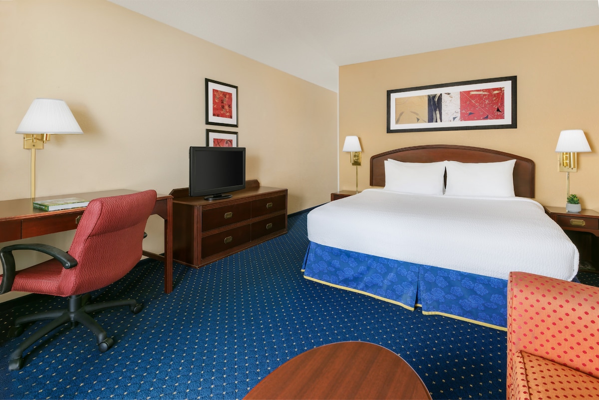 Relax to our Spacious Room l NO Cleaning fee