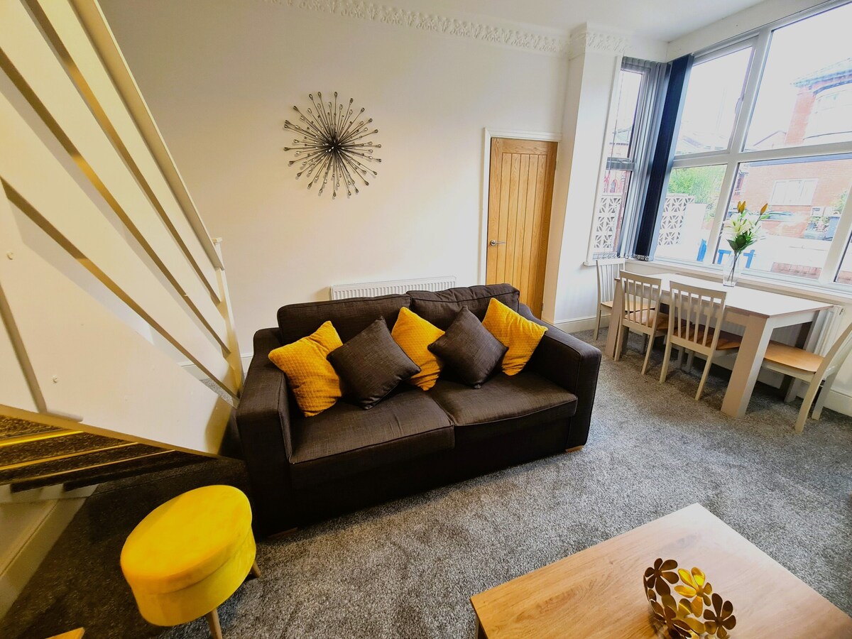 Stylish 2-Bedroom House, with Private Parking