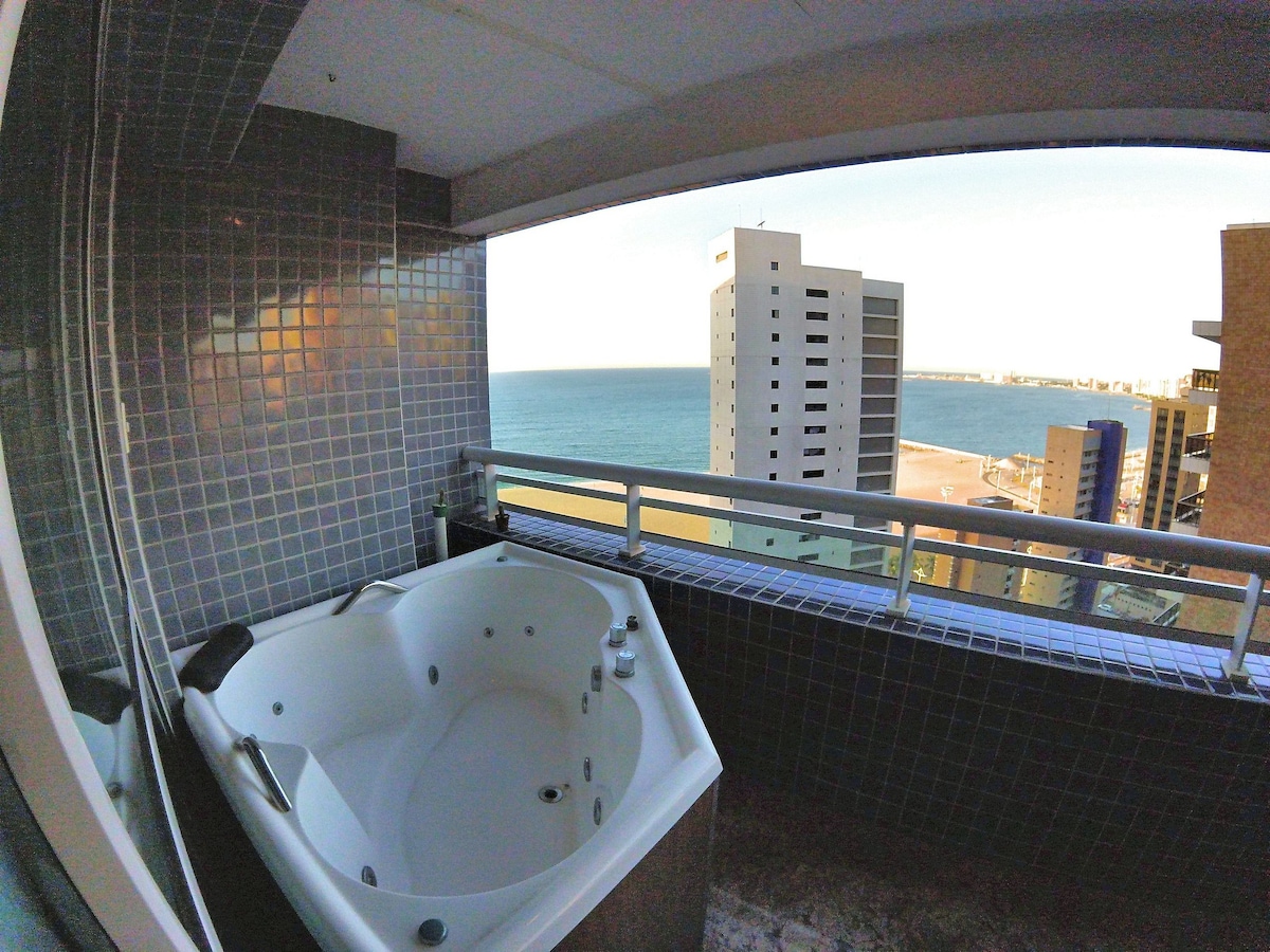 令人难以置信的双层公寓，阳台上有按摩浴缸和