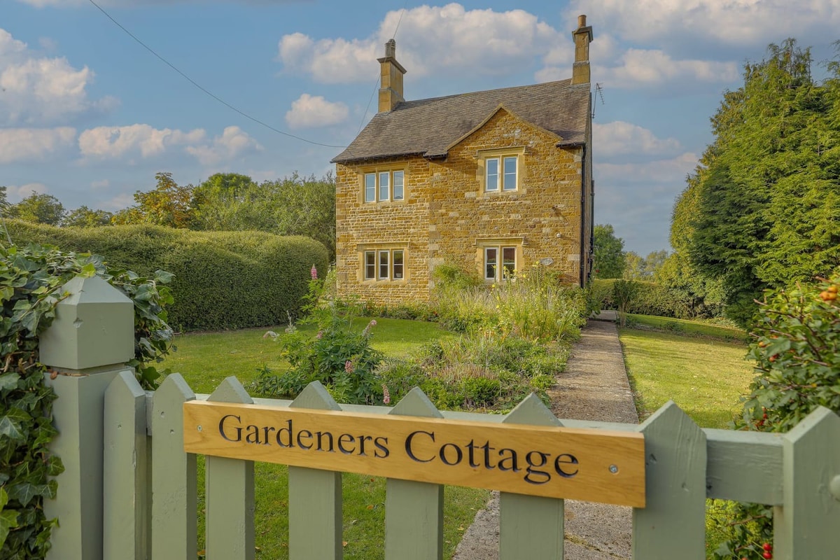 Gardeners Cottage - Hot Tub Packages Available