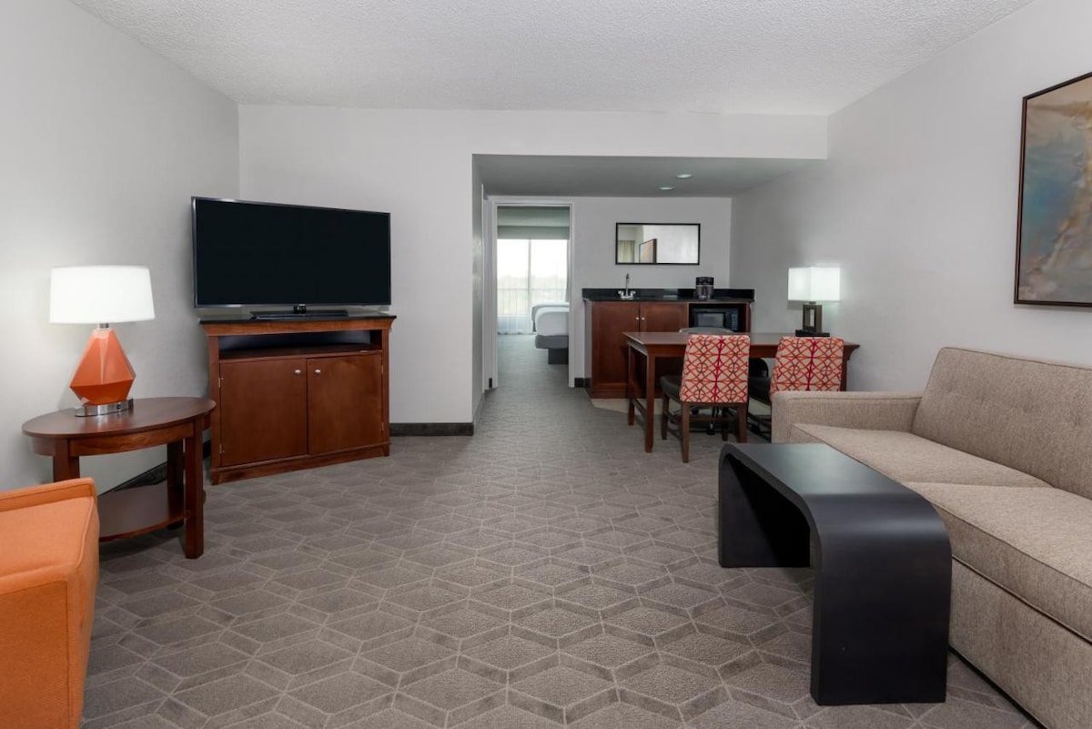 2 Units Short drive to Dallas Love Field Airport!