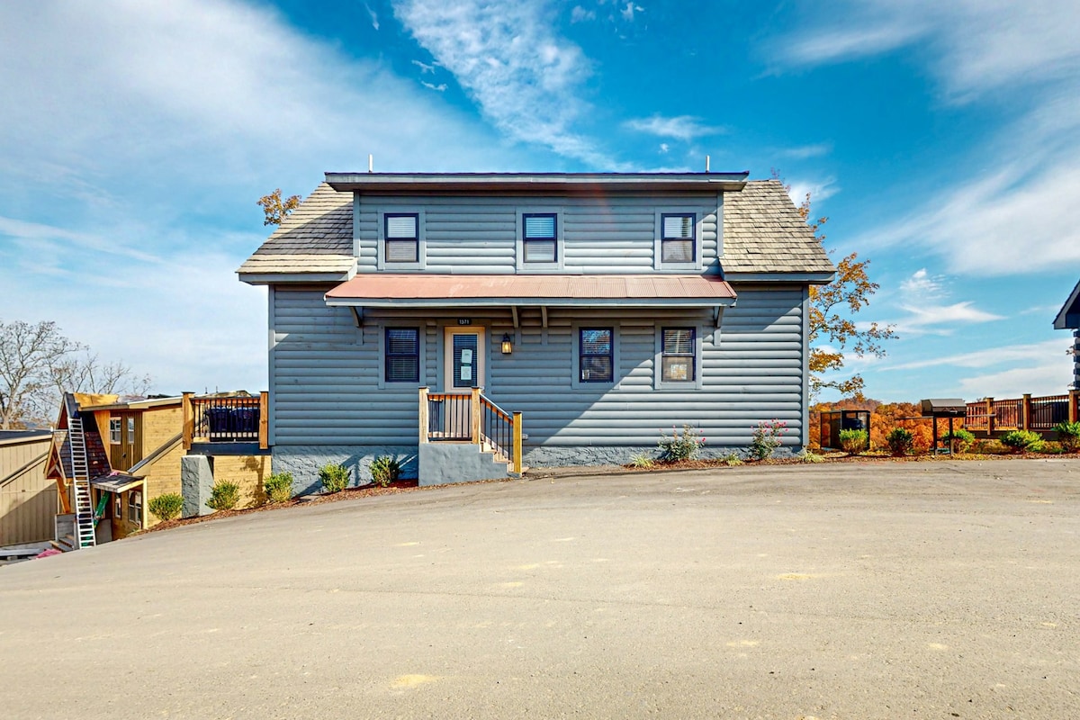 Newly built 2BR with Douglas Lake views & hot tub