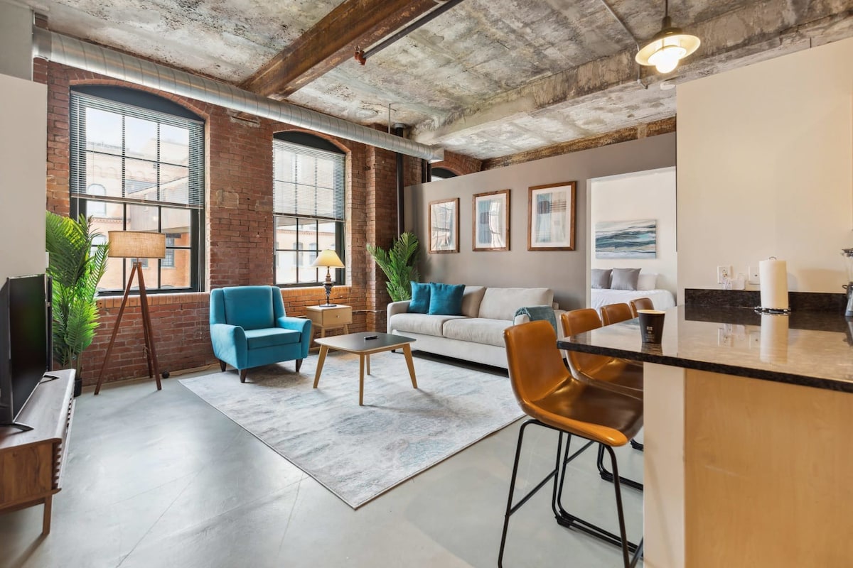 2BR Historic Loft Retreat With Pool & Gym