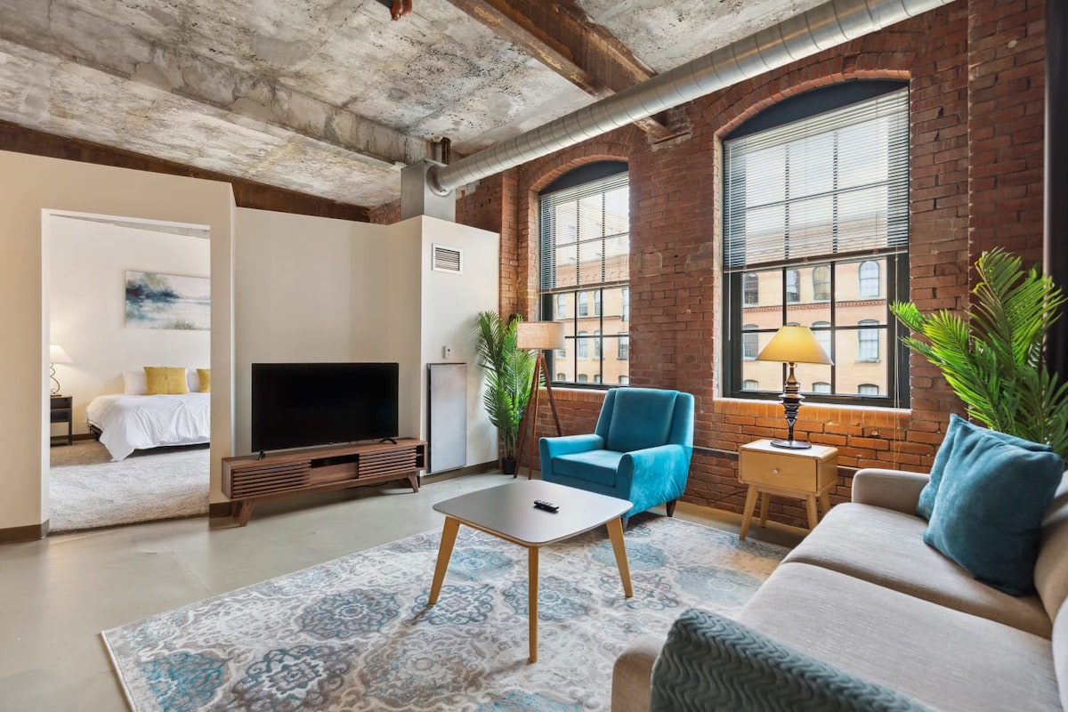 2BR Historic Loft Retreat With Pool & Gym