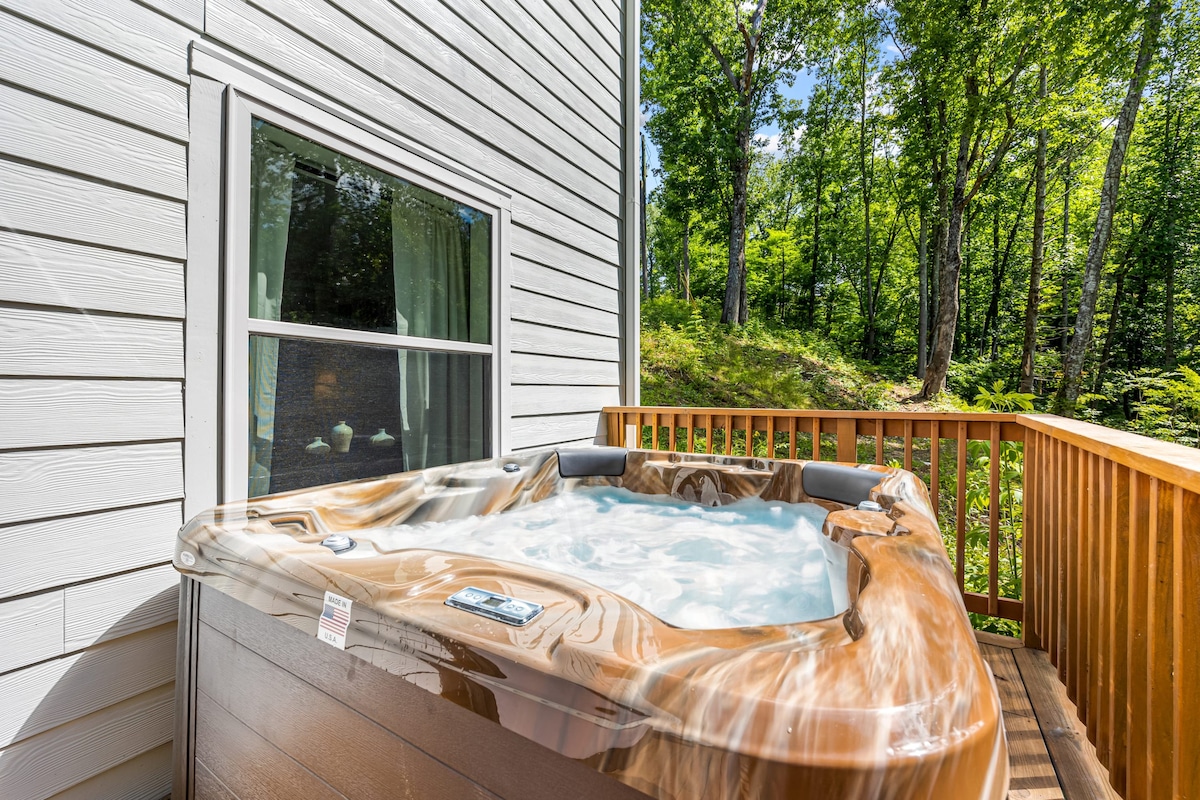 Just 0.7mi to Trolley|Hot Tub|Downtown Cabin!
