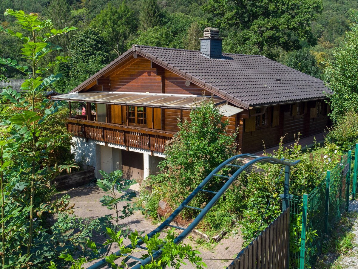 Lovely chalet with enclosed garden in the Ardenn