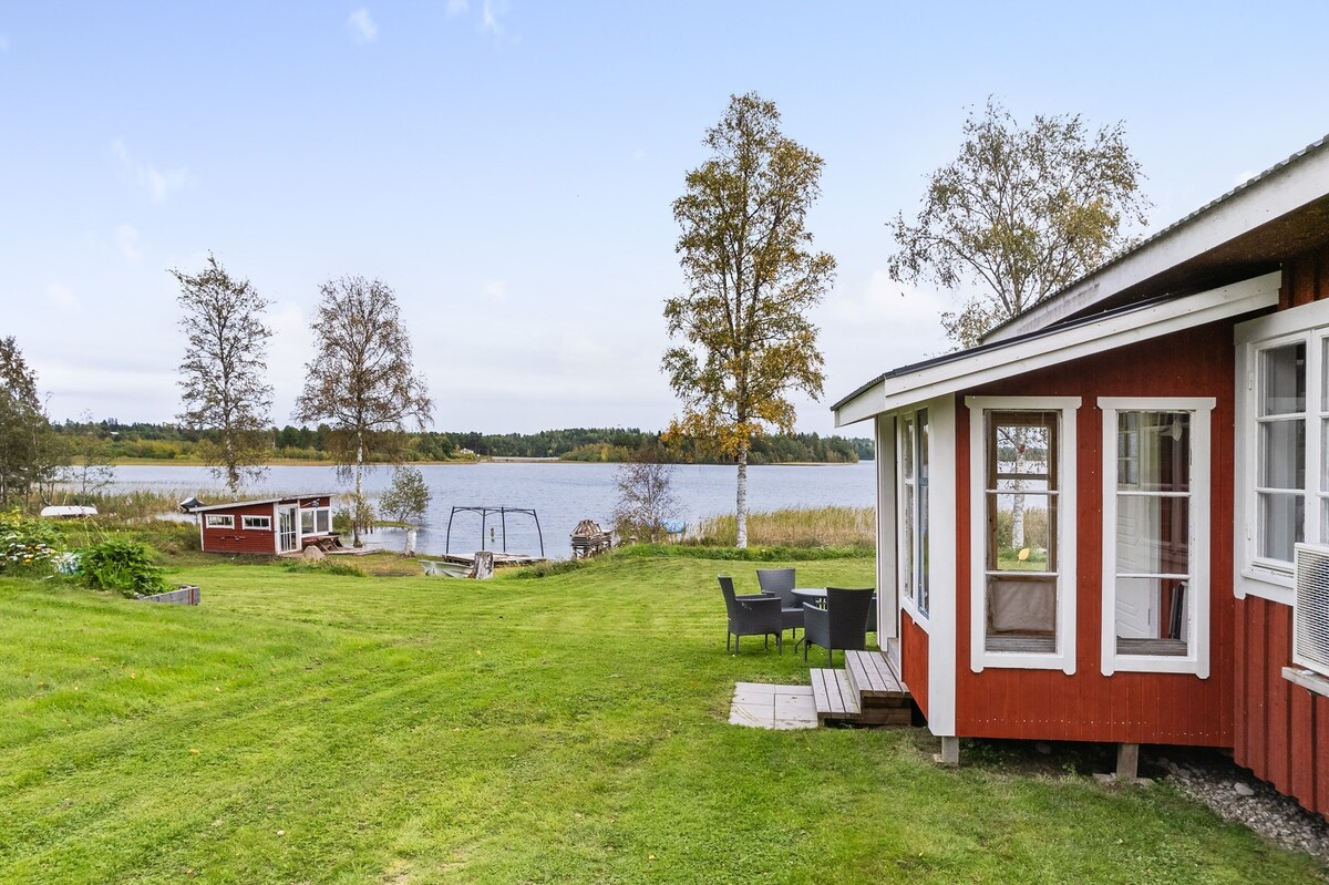 Idyllic cottage nearby Hudiksvall with lake view |