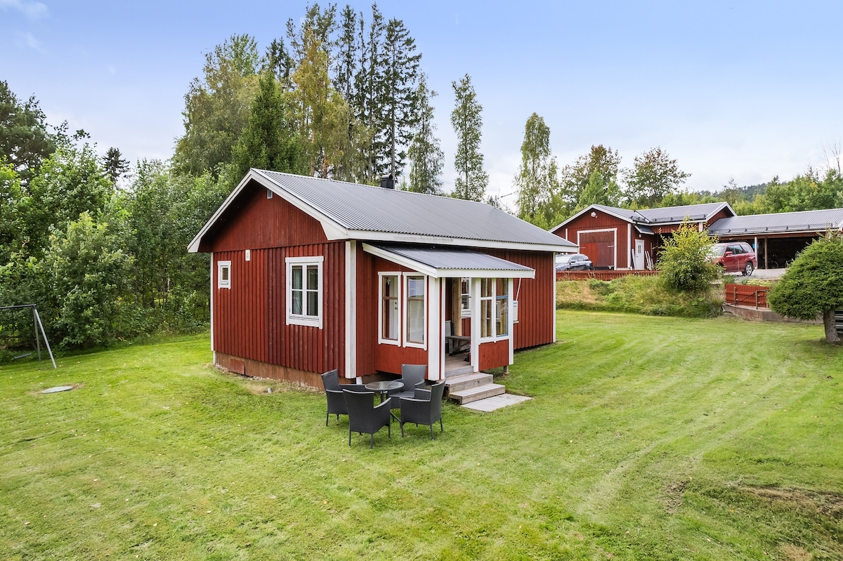 Idyllic cottage nearby Hudiksvall with lake view |