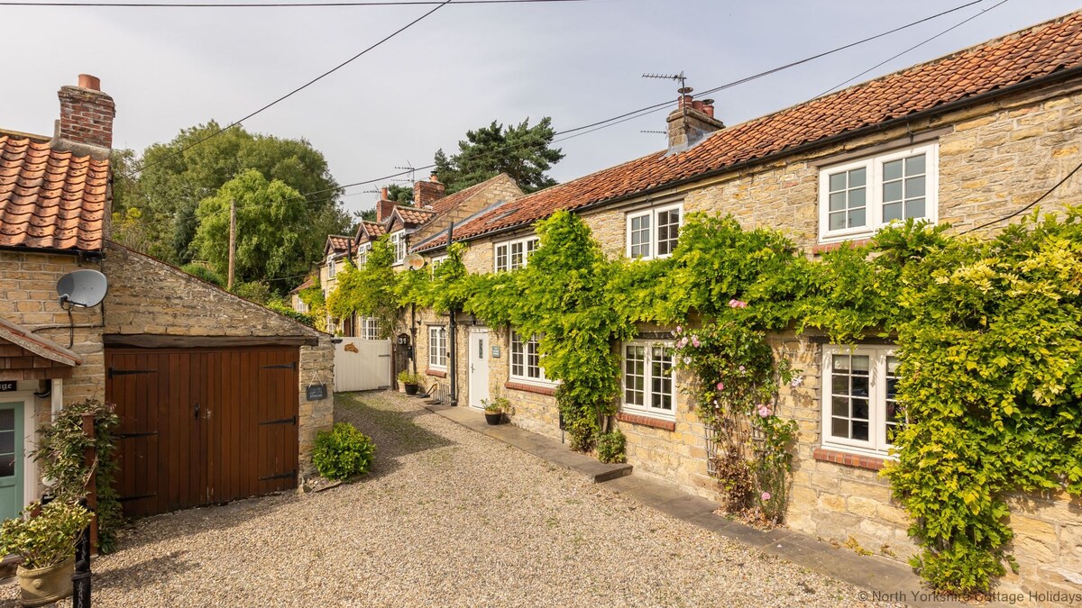 Stone Cottage in Heart of North Yorkshire Village