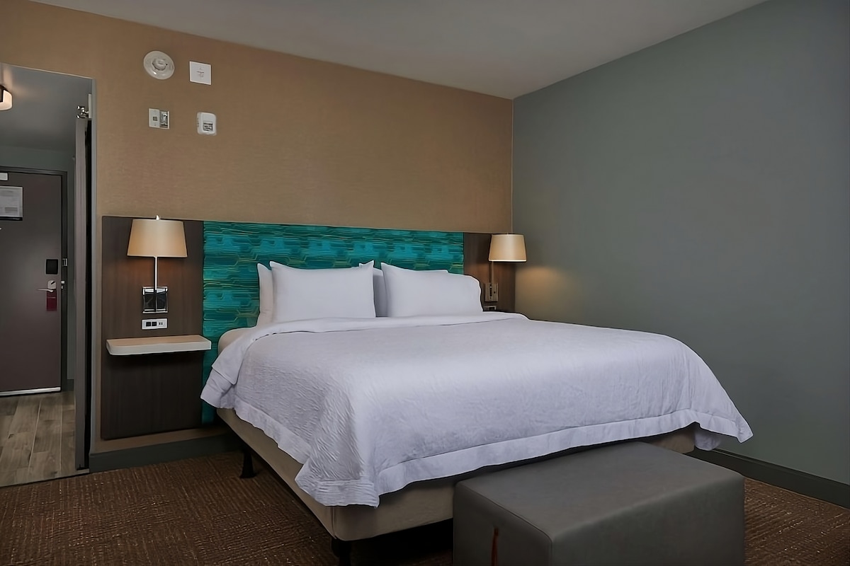 Your Oregon Getaway! Free Breakfast, Indoor Pool!